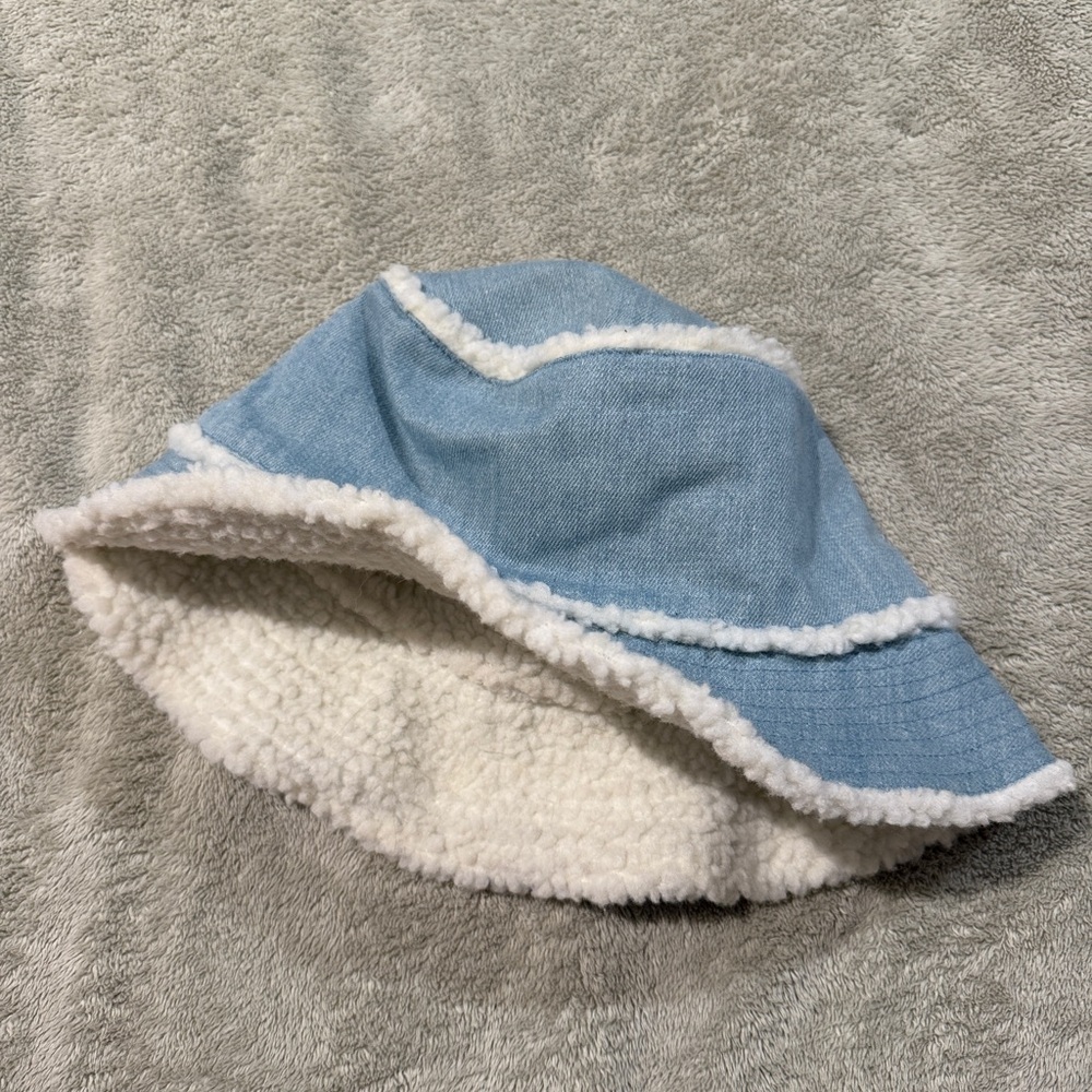 Urban Outfitters Blue and White Fleece-Lined bucket hat